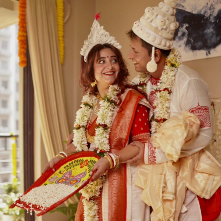 রবিবার ২৬ জানুয়ারি বেশ রাতেই নতুন শুরুর ঘোষণা করলেন আরজে অয়ন্তিকা। কনে বেশে ধরা দিলেন অয়ন্তিকা সোশ্যাল মিডিয়াতে। ২য় বিয়ে করলেন হিরজিৎ মজুমদারকে।