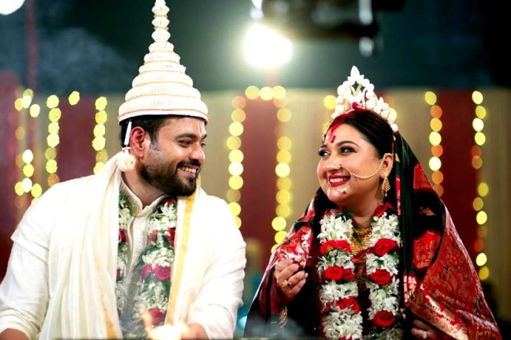 গত কয়েক বছর ধরে টলিপাড়ায় প্রত্যাবর্তনের চেষ্টা করছিলেন। এ বার প্রায় চুপিসারে বিয়ে করলেন অভিনেতা জয় মুখোপাধ্যায়। পাত্রী অলিভিয়া ভট্টাচার্য।