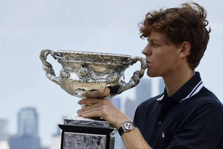 অস্ট্রেলীয় ওপেন চ্যাম্পিয়ন হওয়ার পরেও শাস্তির ছায়া থেকে বেরিয়ে আসতে পারেননি ইয়ানিক সিনার। এই নিয়ে নিজের তৃতীয় গ্র্যান্ড স্ল্যাম খেতাব জিতলেন সিনার।