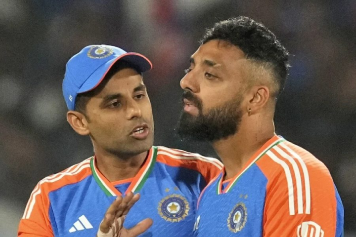 মহম্মদ শামির প্রত্যাবর্তনের ম্যাচে ভারতের সিরিজ় জয়ের সম্ভাবনা তৈরি করে দিয়েছিলেন বরুণ চক্রবর্তী। কিন্তু ব্যাটিং ব্যর্থতায় সেই সুযোগ হাতছাড়া হল সূর্যকুমার যাদবদের।২৪ রান দিয়ে ৫ উইকেট নিলেন বরুণ। তাঁর স্পিনের সামনে অসহায়ের মতো আত্মসমর্পণ করলেন ইংল্যান্ডের মিডল অর্ডার ব্যাটারেরা।