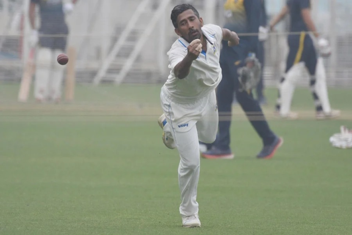 সিএবি চাইছে ঋদ্ধির বিদায় মুহূর্তটাক মনে রাখার মতো করে তুলতে। ঋদ্ধি নিজে আবেগতাড়িত না হলে কী হবে, তাঁর সতীর্থরা কিন্তু বড্ড আবেগপ্রবণ হয়ে পড়ছেন। বাংলা টিম চাইছে পাঞ্জাব ম‌্যাচ জিতে ঋদ্ধিকে বিদায়ী সংবর্ধনা দিতে।