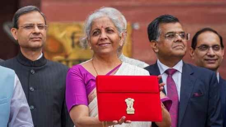 সংসদের বাজেট সেশন শুরু হবে আজ থেকেই। ভারতের রাষ্ট্রপতি দ্রৌপদী মুর্মুর অভিভাষণের পর লোকসভায় ২০২৪-২৫ অর্থবর্ষের অর্থনৈতিক সমীক্ষা পেশ করবেন কেন্দ্রীয় অর্থমন্ত্রী নির্মলা সীতারামন।