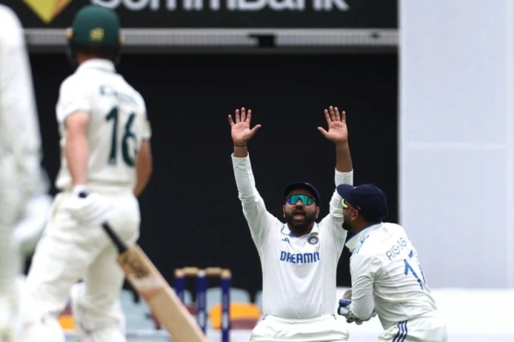 টেস্ট ক্রিকেটে বদল আনার পরিকল্পনা রয়েছে আইসিসি-র। এই বছর বিশ্ব টেস্ট চ্যাম্পিয়নশিপের ফাইনালে অস্ট্রেলিয়া বনাম দক্ষিণ আফ্রিকা ম্যাচের পরেই নিয়ম বদলের সম্ভাবনা রয়েছে। এর পর কি চার দিনের টেস্ট ম্যাচ হবে?