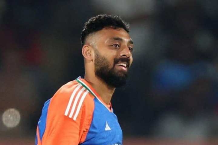 ইংল্যান্ডের বিরুদ্ধে সিরিজ়ের সেরা ক্রিকেটার হয়েছেন বরুণ চক্রবর্তী। কিন্তু বোলিংয়ের জন্য নয়, অন্য একটি পুরস্কার পেয়ে বেশি খুশি ভারতীয় স্পিনার।ম্যাচের সেরা ফিল্ডারের পুরস্কার পেয়েছেন তিনি। এই পুরস্কার তাঁকে বেশি আনন্দ দিয়েছে।