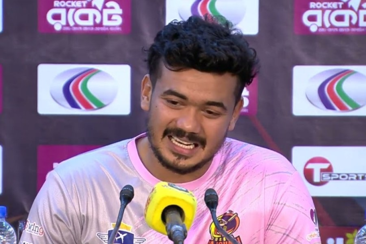 নতুন সমস্যায় দুর্বার রাজশাহীর ক্রিকেটারেরা। বিপিএলের দলটির বাস চালক আটকে রেখেছেন ক্রিকেটারদের কিট ব্যাগগুলি। টাকা না মেটালে ব্যাগগুলি ফেরত দেবেন না বলে জানিয়েছেন তিনি।