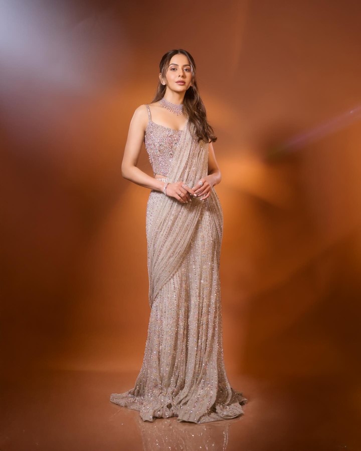 સ્ટાઇલ આકર્ષક છે અને આત્મવિશ્વાસ ચમકે છે!'