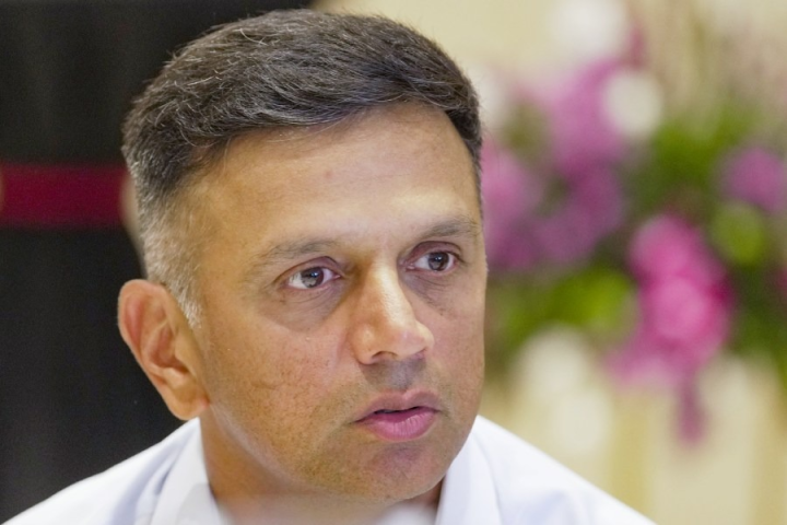 বেঙ্গালুরুর রাস্তায় দুর্ঘটনার কবলে রাহুল দ্রাবিড়। তাঁর গাড়িতর পিছনে ধাক্কা মারে একটি পণ্যবাহী গাড়ি। ভারতীয় দলের প্রাক্তন কোচের গুরুতর আঘাত না লাগলেও ক্ষতিগ্রস্ত হয়েছে তাঁর গাড়িটি।