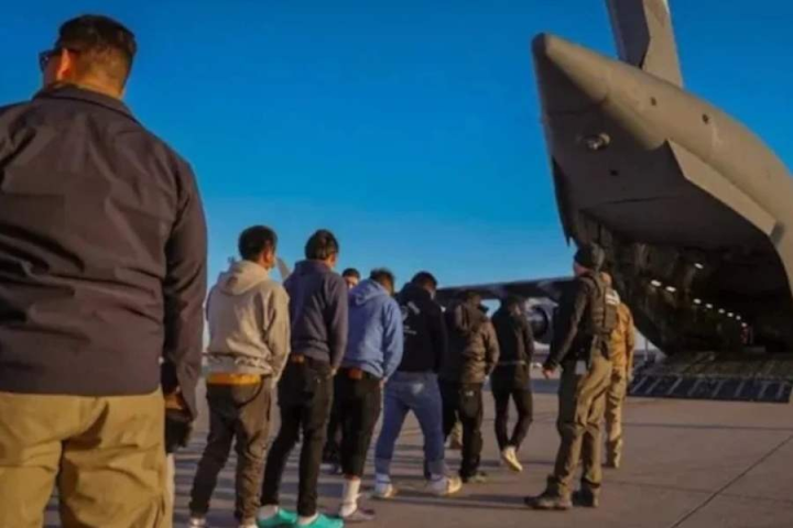 আমেরিকা থেকে অবৈধবাসী ভারতীয়দের বুধবার দুপুরে পঞ্জাবের অমৃতসরে শ্রী গুরু রামদাসজি আন্তর্জাতিক বিমানবন্দরে নামবতে পারে আমেরিকার বিমান।কত জন ভারতীয়কে আমেরিকা থেকে ফেরত পাঠানো হচ্ছে, সেটি এখনও স্পষ্ট নয়।