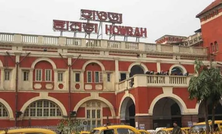 ভারতীয় লোকাল ট্রেন যাত্রার শতবর্ষ। হাওড়া স্টেশনে একটি অত্যাধুনিক লোকাল ট্রেন উদ্বোধন করেছেন পূর্ব রেলের জেনারেল ম্যানেজার মিলিন্দ দেওসকর।