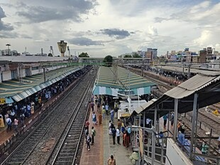 দমদম থেকে শিয়ালদহ লাইনে বুধবার দুপুরে পর পর দাঁড়িয়ে রয়েছে লোকাল ট্রেন। কোনও ট্রেনই শিয়ালদহে ঢুকতে পারছে না। রেল সূত্রে জানা গিয়েছে, কাঁকুড়গাছিতে পয়েন্ট খারাপ।