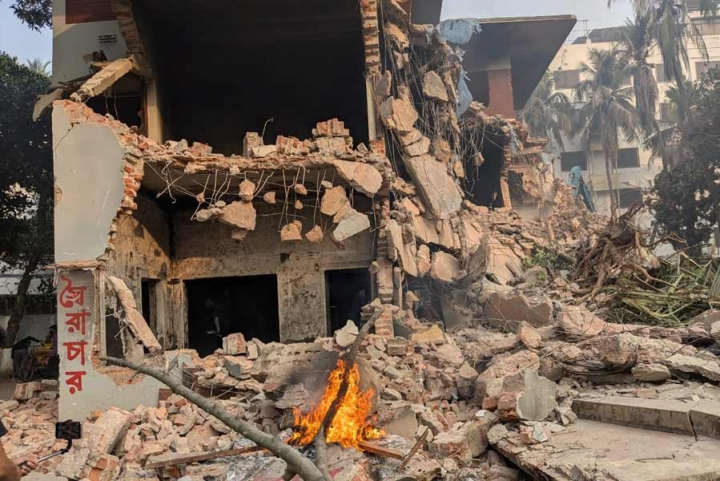 বাংলাদেশের ঢাকায় শেখমুজিবুর রহমানের স্মৃতিবিজড়িত ৩২ নম্বর ধানমন্ডির বাড়ি ভেঙে গুঁড়িয়ে দেওয়ার কাজ চলছে বৃহস্পতিবার সকালেও। রাতভর ‘অভিযানে’ ধ্বংসপ্রাপ্ত হয়েছে বাড়ির অধিকাংশ অংশই।