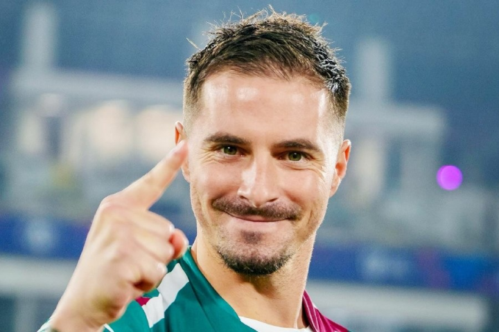 প্রথমার্ধে নজর কাড়তে ব্যর্থ। তবে পঞ্জাবের বিরুদ্ধে দ্বিতীয়ার্ধে পাওয়া গেল অন্য মোহনবাগানকে। জেমি ম্যাকলারেনের জোড়া গোল এবং লিস্টন কোলাসোর গোলে পঞ্জাবকে হারিয়ে লিগ-শিল্ডের আরও কাছে সবুজ-মেরুন।