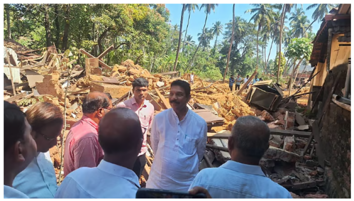 BJP ಮುಖಂಡ ರಾಜೇಶ್ ಬನ್ನೂರು ಮನೆ ನೆಲಸಮ: ಠಾಣೆ ಮುಂದೆ ಬಿಜೆಪಿಗರ ಹೈಡ್ರಾಮಾ, ಪುತ್ತೂರಿನಲ್ಲಿ ಪರಿಸ್ಥಿತಿ ಉದ್ವಿಗ್ನ