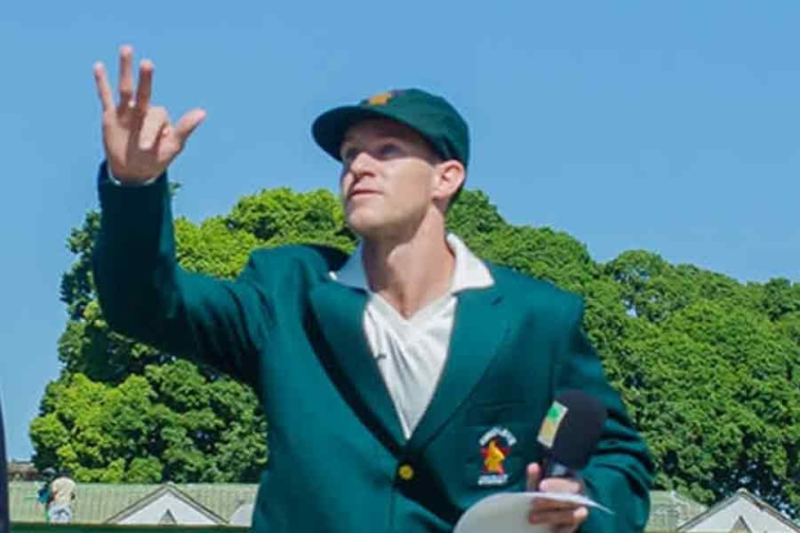 দেশের হয়ে জীবনের প্রথম টেস্ট খেলতে নেমেই অধিনায়ক। এমন ঘটনা সচরাচর দেখা যায় না। জ়িম্বাবোয়ের ক্রিকেটে এমনটাই ঘটল। জোনাথন ক্যাম্পবেল জীবনের প্রথম টেস্ট খেলতে নেমেই নেতৃত্ব দিলেন দলকে।