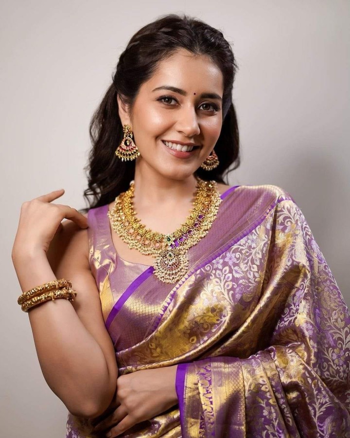 Pattu cheerallo buttabomma rashi khanna
