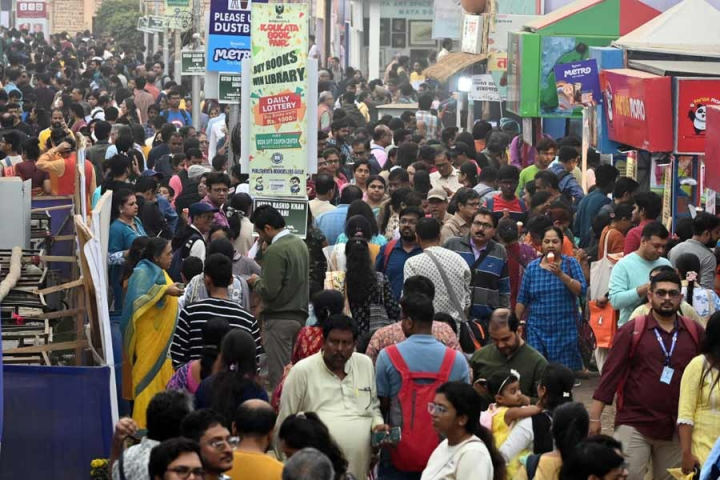 রবিবার শেষ হয়েছে এ বারের কলকাতা আন্তর্জাতিক বইমেলা।  গিল্ডের সাধারণ সম্পাদক ত্রিদীব চট্টোপাধ্যায় জানান, এ বারের বইমেলায় ২৫ লাখ মানুষ এসেছিলেন। গত বার সেই সংখ্যাটা ছিল প্রায় ২৯ লাখ। তিনি আরও জানান যে, এ বারে বইমেলায় বই বিক্রি হয়েছে ২৫ কোটি টাকার। গত বারের তুলনায় প্রায় দু’কোটি বেশি।