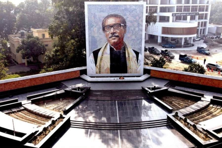 বাংলাদেশের রাজশাহীতে শেখ মুজিবের ৫০ ফুট উঁচু একটি ম্যুরাল সাদা রঙে ঢেকে দেওয়া হয়েছে। দাবি করা হয়, এটিই বাংলাদেশে মুজিবের ‘সবচেয়ে বড়’ ম্যুরাল। ৫ অগস্ট হাসিনা সরকারের পতনের পরও জনরোষ আছড়ে পড়েছিল এই ম্যুরালে।