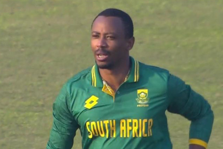 ১৩জন ক্রিকেটার নিয়ে পাকিস্তানে এসেছে দক্ষিণ আফ্রিকা। নিউ জ়িল্যান্ডের বিরুদ্ধে তৃতীয় অতিরিক্ত ফিল্ডার প্রয়োজন হয় প্রোটিয়াদের। বাধ্য হয়ে মাঠে নামতে হয় ফিল্ডিং কোচ ওয়ান্ডিল গাভুকে।