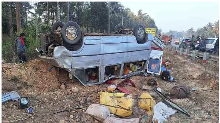 ಸಕಲೇಶಪುರ: ಕಾಫಿ ಕುಯ್ಲಿಗೆ ಕಾರ್ಮಿಕರನ್ನು ಸಾಗಿಸುತ್ತಿದ್ದ ವಾಹನ ಪಲ್ಟಿ; 14 ಮಂದಿಗೆ ಗಂಭೀರ ಗಾಯ