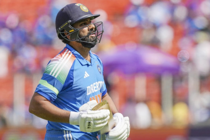 রোহিতকে দ্রুত হারানোর পর সময় নিয়ে খেলছেন কোহলি এবং শুভমন। তাড়াহুড়োর পথে হাঁটছেন না কেউই। রানে ফিরবেন কোহলি?