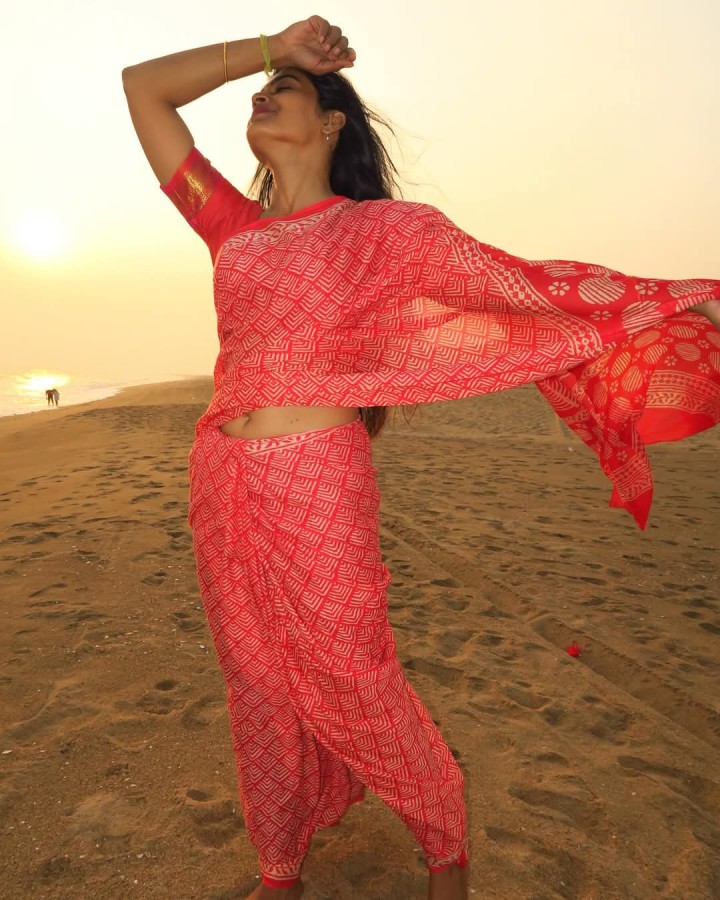 ರೆಡ್ ಸಾರೀ ಬೊಂಬೆ