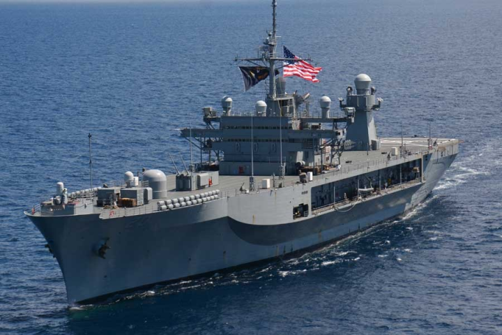 চিনের হুঁশিয়ারি উড়িয়ে তাইওয়ান প্রণালীতে যুদ্ধজাহাজ পাঠালেন ডোনাল্ড ট্রাম্প। তিনি আমেরিকার প্রেসিডেন্ট হওয়ার পরে এই প্রথম বার তাইওয়ান প্রণালীতে ঢুকল আমেরিকার যুদ্ধজাহাজ।