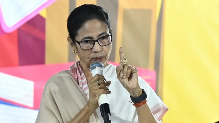 গত চার বছর বিধানসভার অধিবেশনের কোনও পর্যায়ের কোনও আলোচনায় যোগ দেননি তৃণমূলের ১১৮ জন বিধায়ক।চলতি বাজেট অধিবেশনের প্রথম দিনই বিধানসভার নওশের আলি কক্ষে বিধায়কদের সঙ্গে বৈঠক করেন মুখ্যমন্ত্রী মমতা বন্দ্যোপাধ্যায়।