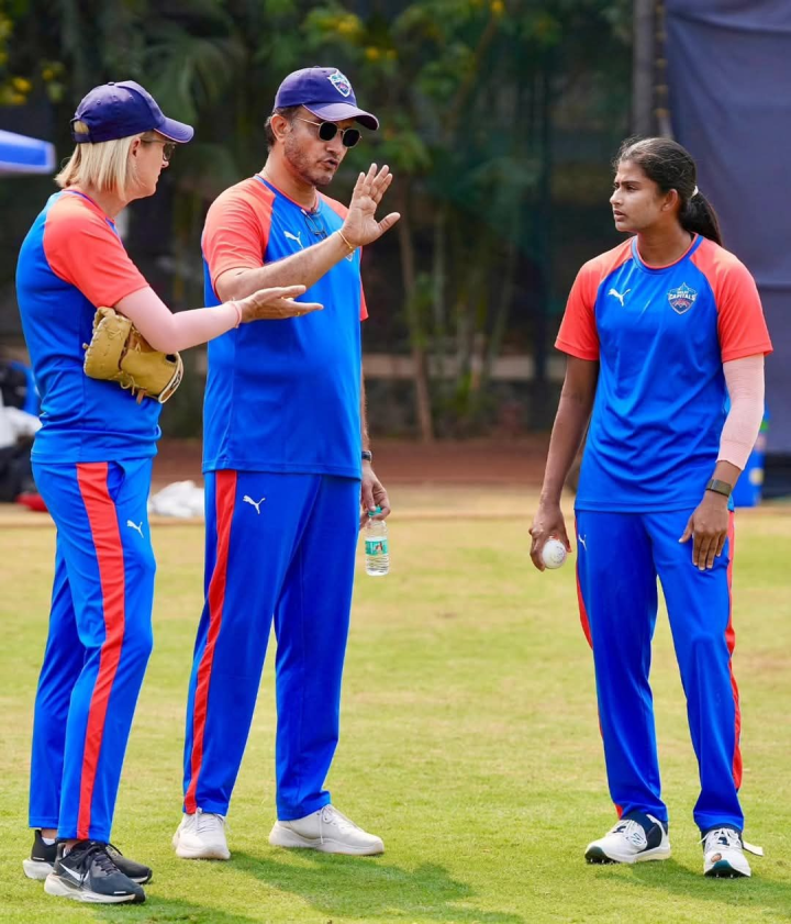 দিল্লী ক্যাপিটালসের অনুশীলনে মেন্টর সৌরভ গাঙ্গুলির সঙ্গে  তিতাস সাধু।