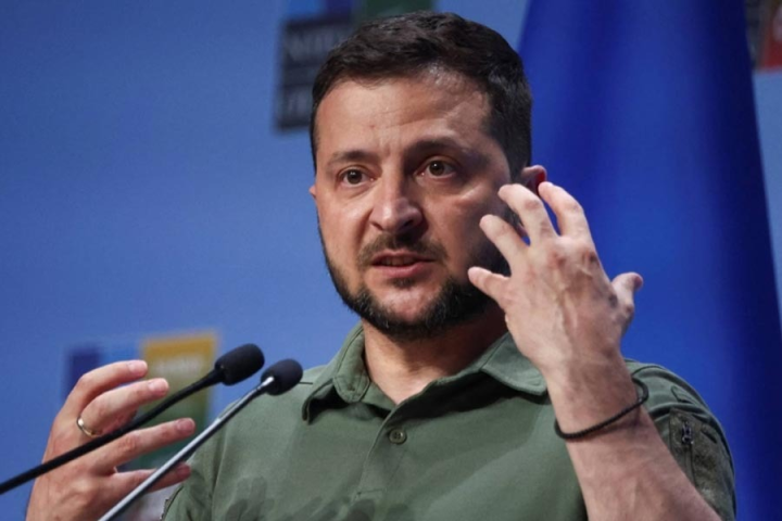 তিন বছর ধরে চলতে থাকা ইউক্রেনের যুদ্ধ থামাতে সামনের সপ্তাহে সৌদি আরবে মুখোমুখি বসতে চলেছে আমেরিকা ও রাশিয়ার প্রতিনিধি দল। যদিও ডাকা হয়নি ইউক্রেনকেই। ইউক্রেনের প্রেসিডেন্ট ভলোদিমির জ়েলেনস্কি জানিয়েছেন, তাঁদের আমন্ত্রণ জানানো হয়নি।