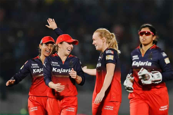 স্মৃতি মন্ধানা ও রেণুকা সিংহ ঠাকুরের দাপটে টানা দ্বিতীয় জয় পেল রয়্যাল চ্যালেঞ্জার্স বেঙ্গালুরু। দিল্লি ক্যাপিটালসকে উড়িয়ে দিল তারা।