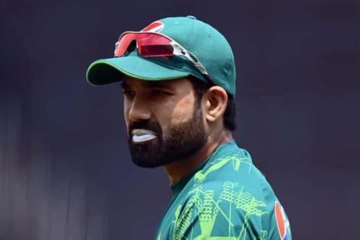 ২০১৭ সালের পরে আজ আবার শুরু হলো চ্যাম্পিয়ান্স ট্রফি। প্রথম ম্যাচে করাচিতে টস জিতলেন পাকিস্তানের অধিনায়ক মহম্মদ রিজ়ওয়ান। বল করার সিদ্ধান্ত নিয়েছেন তিনি।