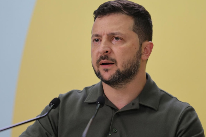 সোমবার কিভ জানিয়েছিল, বুধবার সৌদি আরবের রাজধানী রিয়াধে যেতে পারেন তিনি।কিন্তু পশ্চিম এশিয়া ছেড়ে মঙ্গলবার তুরস্কে চলে গেলেন ইউক্রেনের প্রেসিডেন্ট ভলোদিমির জ়েলেনস্কি। সেই সঙ্গে প্রশ্ন তুললেন আমেরিকা-রাশিয়ার শান্তিপ্রক্রিয়া নিয়েও!