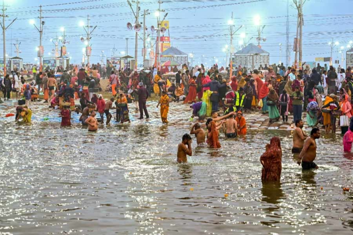 কুম্ভে মহিলাদের পুণ্যস্নানের ভিডিয়ো তুলে সমাজমাধ্যমে বিক্রি করা হচ্ছে! এমনই অভিযোগ পাওয়ার পর তৎপর হয় উত্তরপ্রদেশ পুলিশ। তড়িঘড়ি দু’টি অ্যাকাউন্ট চিহ্নিত করা হয়।