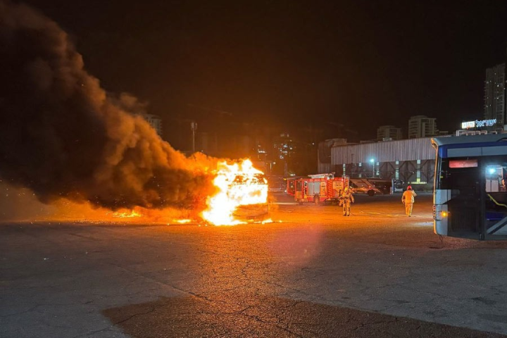 বৃহস্পতিবার সন্ধ্যায় ইজ়রায়েলের বাট ইয়াম শহরে হঠাৎই একের পর এক বাসে বিস্ফোরণ ঘটতে থাকে। ধোঁয়া এবং আগুনে ঢেকে যায় এলাকা। তবে বাসগুলিতে কোনও যাত্রী না-থাকায় বড় কোনও ক্ষয়ক্ষতি হয়নি।