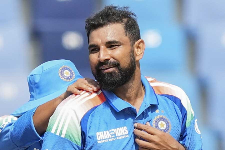 আইসিসি প্রতিযোগিতায় ফিরে আবার ছন্দে মহম্মদ শামি। বাংলাদেশের বিরুদ্ধে ৫ উইকেট নিয়েছেন তিনি। এক দিনের ক্রিকেটে সবচেয়ে কম বলে এই কীর্তি গড়েছেন ভারতীয় পেসার।