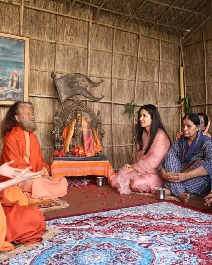 કેટરીના કૈફ તેની સાસુ સાથે મહાકુંભમાં પહોંચી છે. કેટરીનાએ પરમાર્થ નિકેતન કેમ્પમાં સ્વામી ચિદાનંદ સરસ્વતી અને સાધ્વી ભગવતી સરસ્વતીના આશીર્વાદ લીધા હતા.