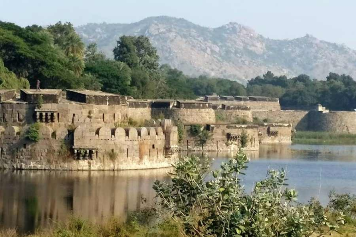 ভেলোর শহরের মধ্যভাগে বিজয়নগড় সাম্রাজ্যের সাক্ষ্য বহন করে সগর্বে দাঁড়িয়ে রয়েছে প্রাচীন দুর্গ। ঘুরে আসতে পারেন এই ঐতিহাসিক জায়গা থেকে।