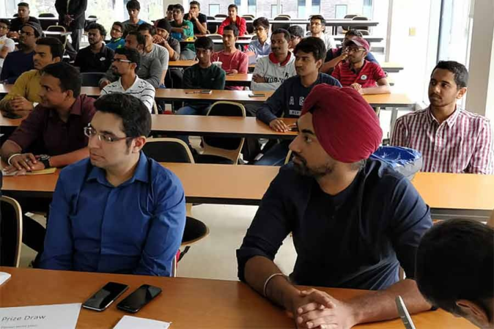 খলিস্তানি বিতর্কের পর এ বার ভিসা বাতিলের পদক্ষেপ। ভারত ও কানাডার সংঘাতের আরও একটি নতুন বিন্দু তৈরি হল। সে দেশে কর্ম এবং অধ্যয়নরত কয়েক লক্ষ ভারতীয় এর ফলে সমস্যায় পড়তে চলেছেন।