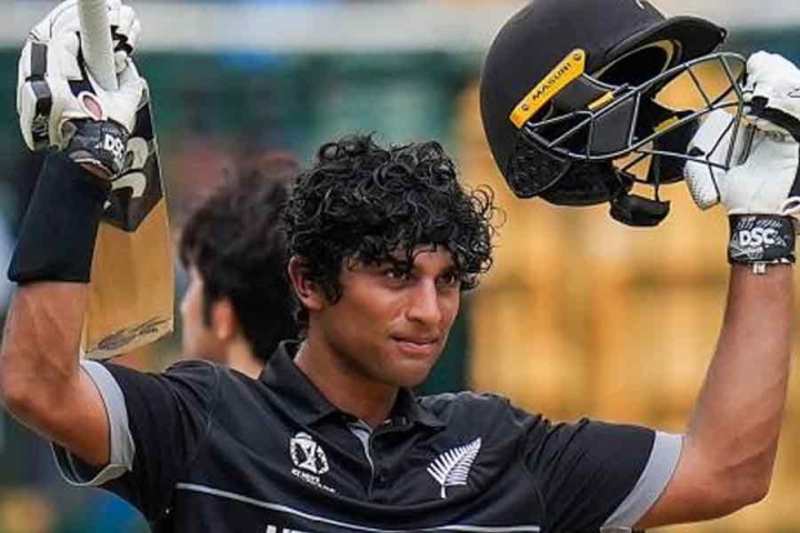 ত্রিদেশীয় সিরিজ়ে অদ্ভুত ভাবে চোট লেগেছিল রাচিন রবীন্দ্রের। সেই চোট সারিয়ে চ্যাম্পিয়ন্স ট্রফিতে বাংলাদেশের বিরুদ্ধে খেলতে নেমেছিলেন তিনি। শতরান করে ম্যাচও জেতালেন। তিনি রাচিন রবীন্দ্র।