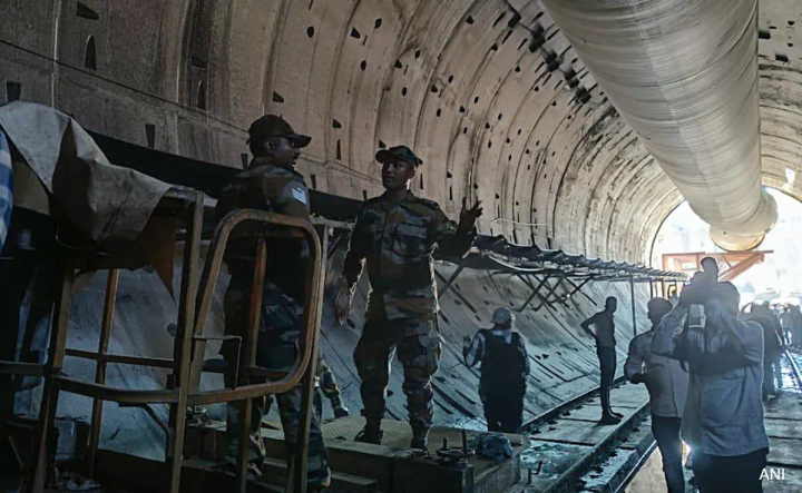 ৭২ ঘণ্টা পেরিয়ে গিয়েছে। তেলঙ্গানার শ্রীশৈলম সুড়ঙ্গে এখনও আটকে আট শ্রমিক। সময় যত গড়াচ্ছে উৎকণ্ঠা আর উদ্বেগ তত বাড়ছে। আটকে থাকা শ্রমিকদের বার করে আনতে ‘র‌্যাট হোল মাইনার’দের ডাক পড়েছে।