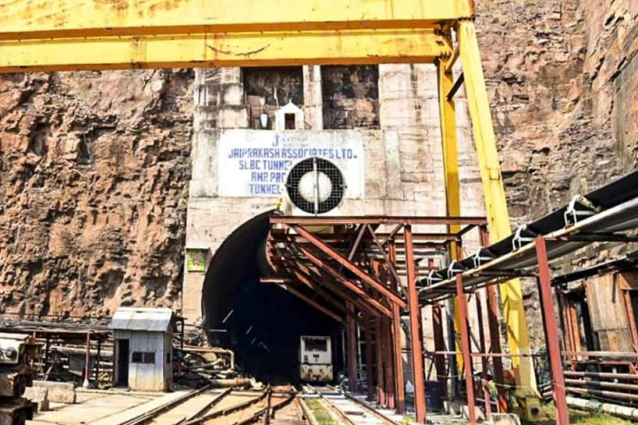 পাঁচ দিন কেটে গেলেও এখনও উদ্ধার করা যায়নি তেলঙ্গানার সুড়ঙ্গে আটক শ্রমিকদের। যত সময় যাচ্ছে, তত পরিস্থিতি জটিল হচ্ছে, মানছেন উদ্ধারকারীরা।