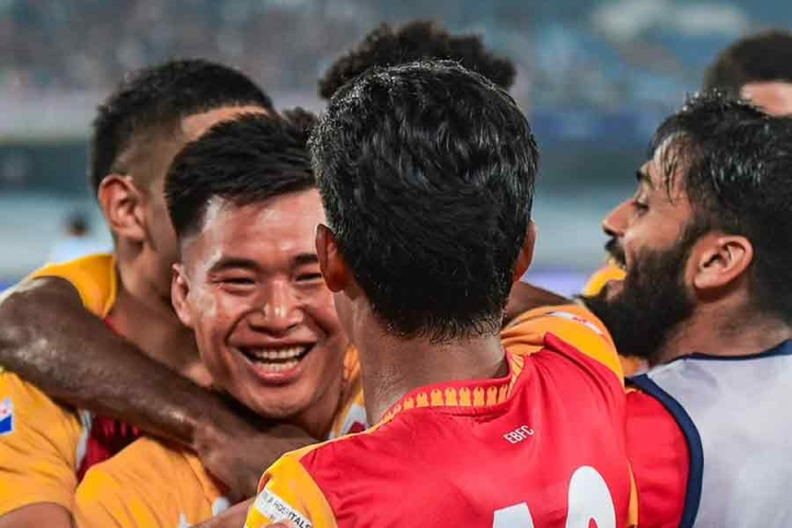 আইএসএলে এই প্রথম বার পর পর তিনটি ম্যাচ জিতল ইস্টবেঙ্গল। হায়দরাবাদ এফসি-কে ২-০ গোলে হারিয়ে দিল লাল-হলুদ। গোল করেন মেসি বৌলি। হায়দরাবাদের মহম্মদ আত্মঘাতী গোল করেন।