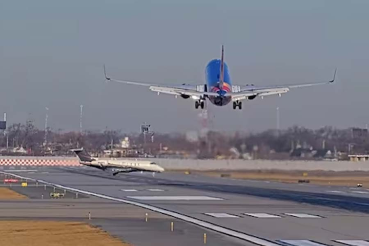 রানওয়েতে অবতরণের সময় সামনে চলে এসেছিল অন্য একটি বিমান। পাইলটের তৎপরতায় বড় দুর্ঘটনা থেকে রক্ষা পেল যাত্রিবাহী বিমান। মুখোমুখি সংঘর্ষ এড়াতে অবতরণ না করিয়ে বিমানের মুখ ঘুরিয়ে আবার উড়ে যান।মঙ্গলবার সকালে ঘটনাটি ঘটেছে শিকাগো মিডওয়ে আন্তর্জাতিক বিমানবন্দরে।