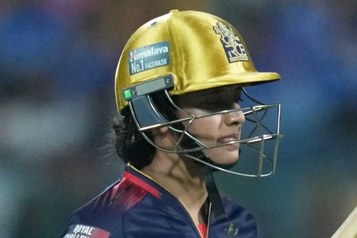 ঘরের মাঠে এ বার এখনও পর্যন্ত জিততে পারেনি রয়্যাল চ্যালেঞ্জার্স বেঙ্গালুরু। হারের হ্যাটট্টিক হল স্মৃতি মান্ধানাদের। এ বার গুজরাত জায়ান্টস তাদের হারাল ৬ উইকেটে।