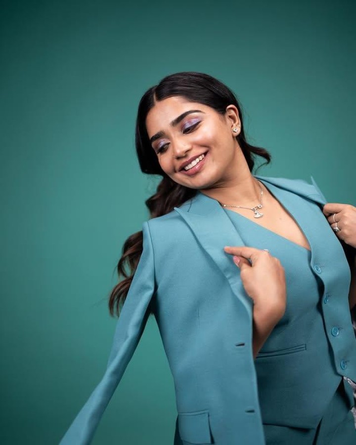 மாடர்ன் ட்ரெஸ் போட்ட பியூட்டி!