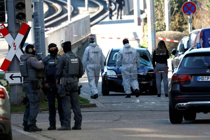 জার্মানির মিউনিখের পরে মানহেইম। আবার ভিড় রাস্তায় ঢুকে পড়ল একটি গাড়ি। এলোপাথাড়ি ভাবে ধাক্কা দিল পথচারীদের। এই ঘটনায় মৃত্যু হয়েছে এক জনের। আহত হয়েছেন বহু জন। ঘাতক গাড়ির চালককে আটক করা হয়েছে।