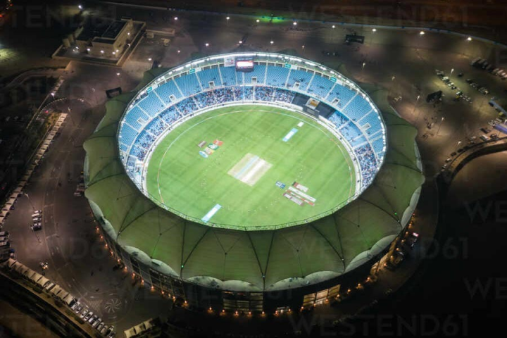 এ বারের চ্যাম্পিয়ন্স ট্রফিতে ভারত সব ম্যাচ খেলছে দুবাইয়ে। কিন্তু সেমিফাইনালে অস্ট্রেলিয়ার বিরুদ্ধে নতুন পিচে রোহিত শর্মাদের খেলতে হবে বলে জানা গিয়েছে।মঙ্গলবার যে পিচে খেলা হবে, সেটি নতুন হলেও মন্থরই হবে বলে জানা গিয়েছে।