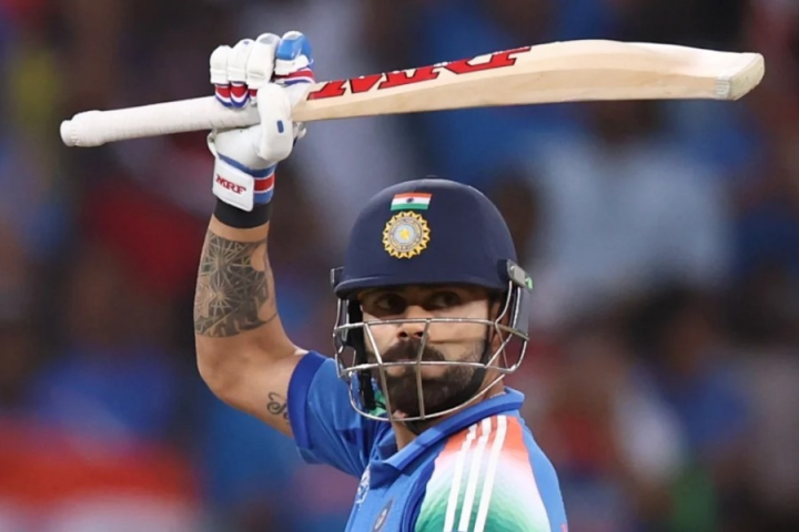 চ্যাম্পিয়ন্স ট্রফির সেমিফাইনালে ৮৪ রানের গুরুত্বপূর্ণ ইনিংস এল বিরাট কোহলির ব্যাট থেকে। রান তাড়া করতে নেমে এক দিনের ক্রিকেটে ৮০০০ রানের মাইলফলক স্পর্শ করলেন তিনি। সচিন তেন্ডুলকরের পর বিশ্বের দ্বিতীয় ক্রিকেটার হিসাবে রান তাড়া করতে নেমে ৮০০০ রান পূর্ণ করলেন কোহলি।