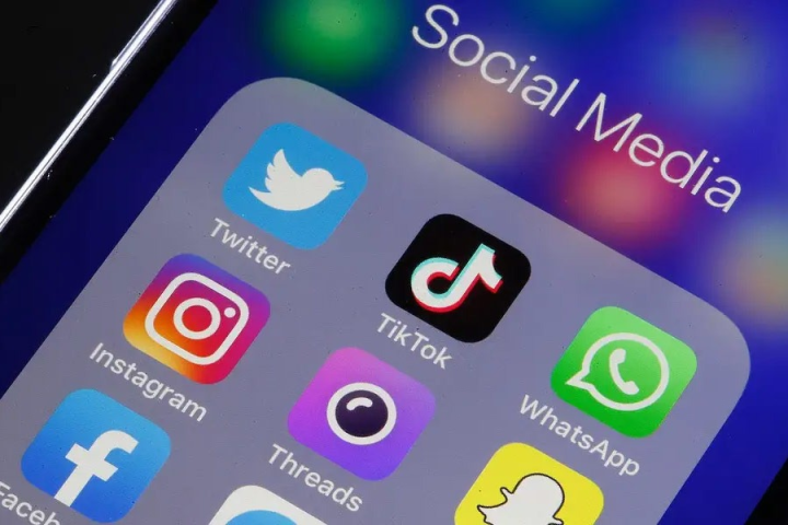 মোদী সরকার ১৯৬১ সালের আয়কর আইন ঢেলে সাজাতে সংসদে নতুন আয়কর বিল পেশ করেছিল। আয়কর দফতরের অফিসাররা চাইলে ই-মেল আইডি, শেয়ার বাজারে লেনদেনের ডিম্যাট অ্যাকাউন্ট বা ফেসবুক-ইনস্টাগ্রামের মতো সমাজমাধ্যমের অ্যাকাউন্টে হানা দিতে পারেন। বিরোধী শিবিরের সাংসদরা সিলেক্ট কমিটিতে এই নিয়ে প্রশ্ন তুলতে চাইছেন।