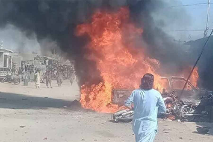 খাইবার পাখতুনখোয়া প্রদেশের পরে এ বার বালুচিস্তান। এক দিনের ব্যবধানে সেখানে বড় হামলা চালাল স্বাধীনতাপন্থী পাক বিদ্রোহীরা।